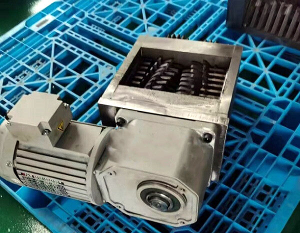 撕碎機(jī)減速機(jī)-士元直交軸減速機(jī)的應(yīng)用